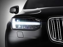 Die Frontpartie des neuen Volvo XC90 wird von T-förmigen Tagfahrleuchten geprägt. Das Design-Team hat ihnen den Namen „Thors Hammer“ gegeben, angelehnt an das Werkzeug des legendären nordischen Donnergotts.